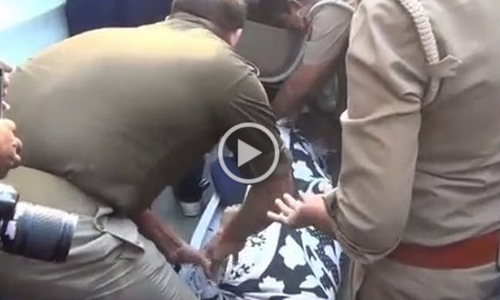 कार में मिला महिला का शव, मची सनसनी