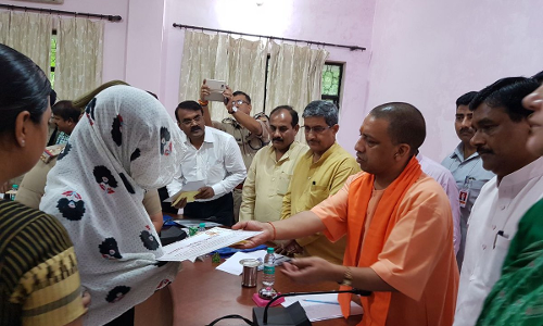 सीएम योगी का पीलीभीत दौरा, बाघ के हमलों में मारे गए परिजनों को दी पांच लाख रु. की सहायता राशि सीएम योगी का पीलीभीत दौरा, बाघ के हमलों में मारे गए परिजनों को दी पांच लाख रु. की सहायता राशि