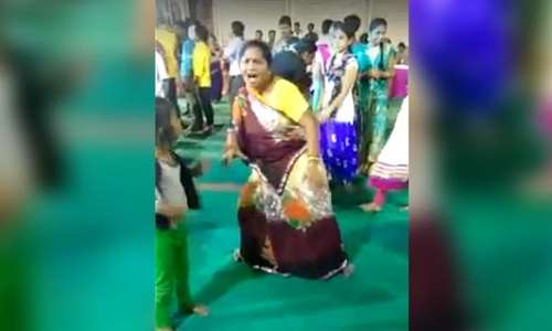 VIDEO: महिला ने जूली-जूली और मीना गाने पर किया ऐसा डांस, भौचक्के रह गए लोग