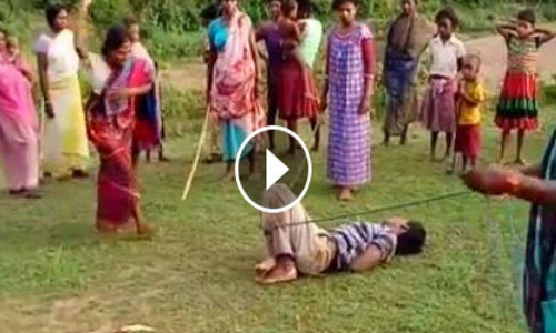 भीड़ ने 8 साल की बच्ची से दुष्कर्म के आरोपी को पीट पीट कर मार डाला भीड़ ने 8 साल की बच्ची से दुष्कर्म के आरोपी को पीट पीट कर मार डाला