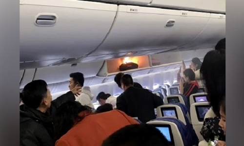 विमान में यात्री के बैग में लगी आग, एयर होस्टेस ने ऐसे बचाई यात्रियों की जान, VIDEO वायरल