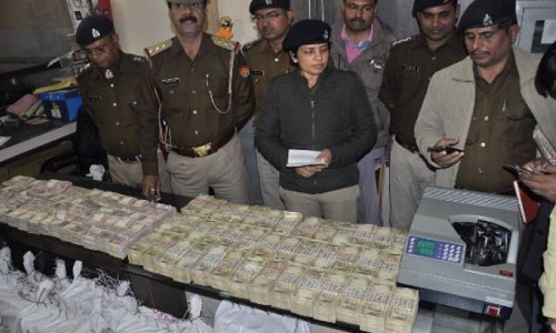 मेरठ पुलिस को बड़ी कामयाबी, छापे के दौरान 25 करोड़ के पुराने नोट किए जब्त, 4 लोग गिरफ्तार