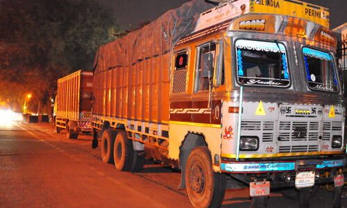 जयपुर में खड़े है सड़क पर चार ट्रक नोटों से भरे! जयपुर में खड़े है सड़क पर चार ट्रक नोटों से भरे!