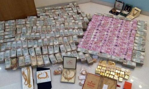 कर्नाटक: 32 किलो सोना-चांदी, 5.7 करोड़ के नए नोट बरामद कर्नाटक: 32 किलो सोना-चांदी, 5.7 करोड़ के नए नोट बरामद