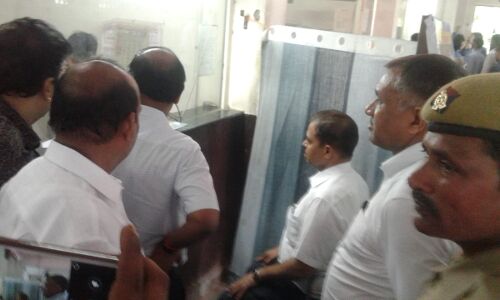 ADG अविनाश चन्द्र पहुचे RTO ऑफिस, लाइसेंस बनवाने