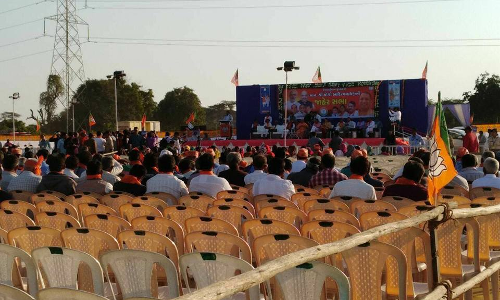गुजरात चुनाव: योगी की सभा में भीड़ देखकर उड़ गये बीजेपी के होश