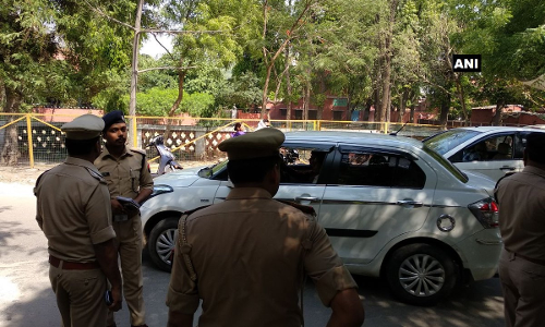 यूपी में अपराधियों के हौसले बुलंद : मुरादाबाद में दिनदहाड़े बैंक के सामने से 33 लाख की लूट