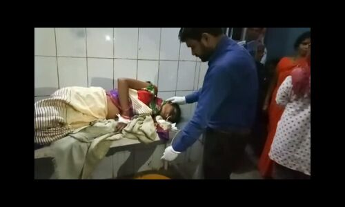 यूपी: संदिग्ध परिस्थितियों में मां-बेटी सहित तीन लोगों की जहर खाने से बिगड़ी हालत यूपी: संदिग्ध परिस्थितियों में मां-बेटी सहित तीन लोगों की जहर खाने से बिगड़ी हालत