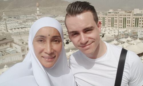 सोफिया हयात ने लगाया मक्का में यौन शोषण का आरोप