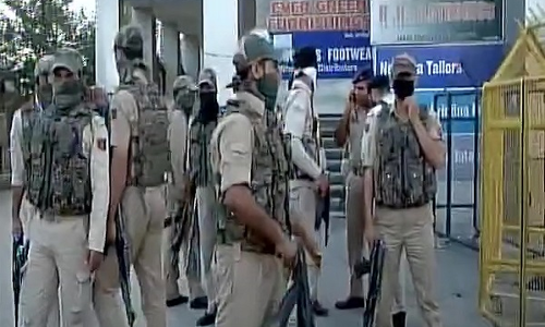 श्रीनगर में CRPF काफिले पर ग्रेनेड से हमला, एक नागरिक की मौत, 15 लोग घायल