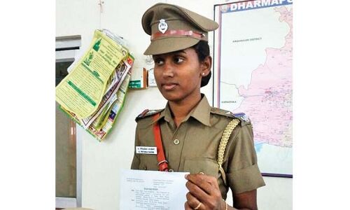भारत की पहली ट्रांसजेंडर महिला प्रथिका बनी सब-इंस्पैक्टर, कार्यभार संभाला भारत की पहली ट्रांसजेंडर महिला प्रथिका बनी सब-इंस्पैक्टर, कार्यभार संभाला