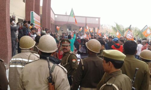 मुजफ्फरनगर: खतौली में हारे बीजेपी उम्मीदवार ने दिया धरना, सीओ के साथ हुई धक्का मुक्की