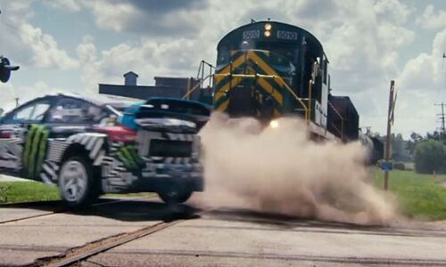 OMG: देखिए यह स्टंट ड्राइवर पूरी रफ्तार से दौड़ती ट्रेन के सामने से निकाल ले गया कार...