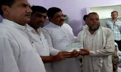 ट्रेन मर्डर मामला: वक्फ बोर्ड के चेयरमैन और स्थानीय विधायक ने मृतक के परिवार को सौंपा 5 लाख का चैक