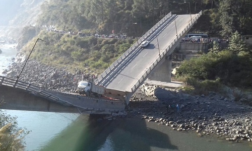 धरासायी हुआ हिमाचल के चंबा में पुल, 6 लोग घायल अस्पताल में भर्ती