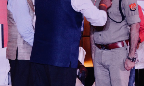 आईपीएस आकाश तोमर को  पीसमेकर वीरता पुरस्कार से केंद्रीय मंत्री वीके सिंह ने किया सम्मानित