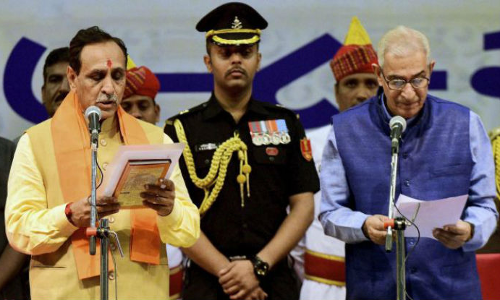 गुजरात में विजय रूपाणी कई मंत्रियों के साथ लेंगे शपथ, पीएम मोदी समेत कई राज्यों के सीएम होंगे शामिल