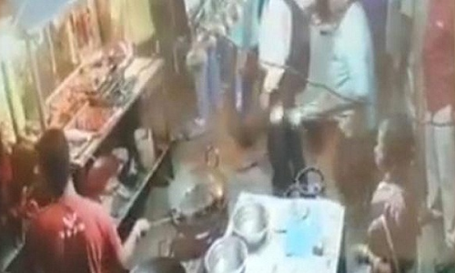 खराब खाने की शिकायत पर होटल कर्मचारी ने ग्राहक से ऐसे लिया बदला, जानकर हैरान हो जाएंगे