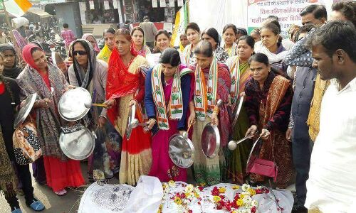 नोटबंदी की हकीकत:अर्थी की शवयात्रा निकालकर मोदी का पुतला दहन किया नोटबंदी की हकीकत:अर्थी की शवयात्रा निकालकर मोदी का पुतला दहन किया