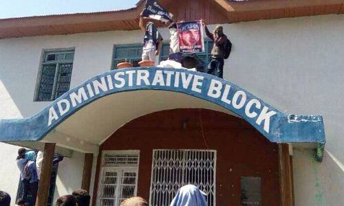 पुलवामा कॉलेज में छात्रों ने लगाया आतंकी बुरहान का पोस्टर, ISIS का झंडा लहराया