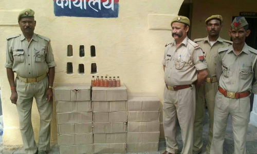 एटा पुलिस ने छापेमारी के दौरान 17 पेटी गैरप्रान्तीय अवैध शराब की बरामद एटा पुलिस ने छापेमारी के दौरान 17 पेटी गैरप्रान्तीय अवैध शराब की बरामद
