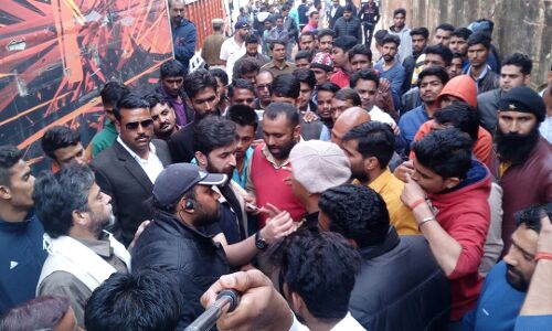 पद्मावती फिल्म की शूटिंग रोकी संजय लोला भंसाली से मारपीट तोड़फोड़ पद्मावती फिल्म की शूटिंग रोकी संजय लोला भंसाली से मारपीट तोड़फोड़