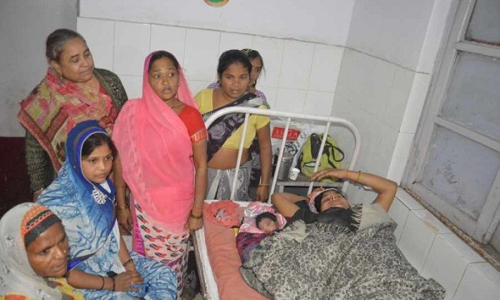 जिला अस्पताल से बच्ची चुराकर भाग रही महिला को लोगों ने पकड़ा, गिरफ्तार जिला अस्पताल से बच्ची चुराकर भाग रही महिला को लोगों ने पकड़ा, गिरफ्तार