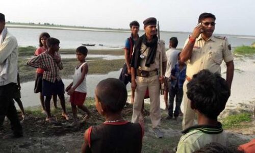 भागलपुर में कोसी नदी में नाव डूबी, आठ की मौत सात लापता, राहत और बचाव कार्य जारी भागलपुर में कोसी नदी में नाव डूबी, आठ की मौत सात लापता, राहत और बचाव कार्य जारी