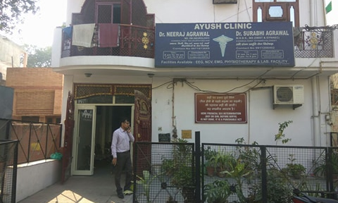 गाज़ियाबाद में दिन दहाड़े पड़ी डकैती, डॉ दम्पति को बंधक बनाकर लाखों की लूट गाज़ियाबाद में दिन दहाड़े पड़ी डकैती, डॉ दम्पति को बंधक बनाकर लाखों की लूट