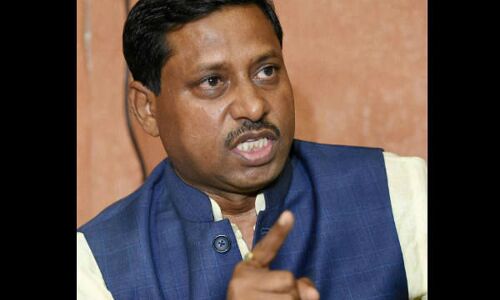 बीजेपी सांसद SC ST आयोग के चेयरमैंन ने सरेआम सिपाही को पीटा, वीडियो वायरल