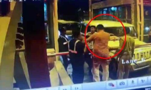 योगी के फरमान को लगाया बीजेपी विधायक ने पलीता, टोल बूथ कर्मियों की जमकर ठुकाई