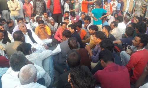 सपा विधायक पारसनाथ ने मृतक का शव रख हाइवे पर लगाया जाम, पुलिस के छूट रहे पसीने