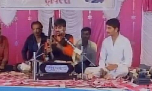 एक कार्यक्रम में गीत गाने से पहले गायक ने चलाई गोलियां, वीडियो वायरल