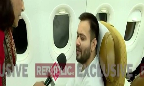 वीडियो: फ्लाइट में तेजस्‍वी के पीछे पड़ी टीवी र‍िपोर्टर, क्रू की चेतावनी के बावजूद की बात