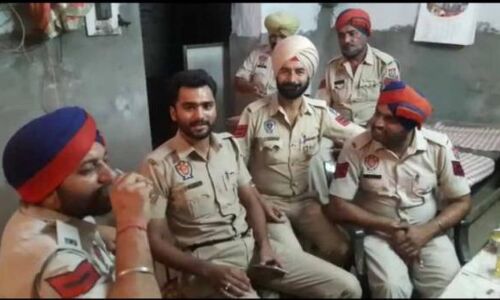 पंजाब पुलिस का थाने में बैठकर शराब पीते हुए वीडियो वायरल पंजाब पुलिस का थाने में बैठकर शराब पीते हुए वीडियो वायरल