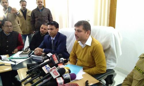 प्रतापगढ़ जिले में एक लाख छह हजार फर्जी मतदाता नही कर सकेगें अब मतदान प्रतापगढ़ जिले में एक लाख छह हजार फर्जी मतदाता नही कर सकेगें अब मतदान