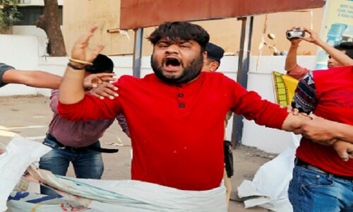 नालिया गैंगरेप केस: कांग्रेस ने PM मोदी की मां को बनाया निशाना