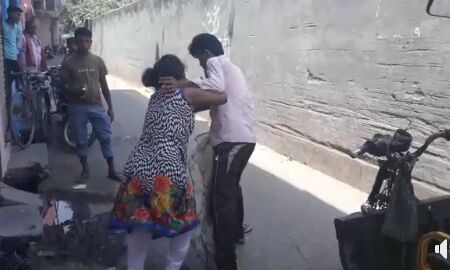 महिला इतने गुस्से में थी कि छेडछाड करने वाले आरोपी का गिरेबान पकड़ कर चप्पल से पीट रही थी, देखें वीडियो