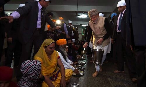 VIDEO : पीएम मोदी ने अमृतसर के गोल्डन टेंपल में लंगर बांटा