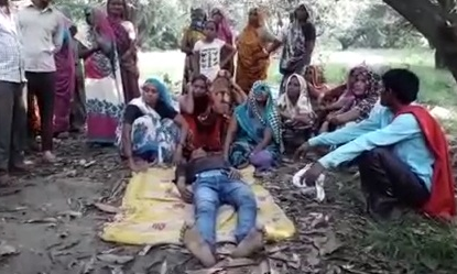 पीलीभीत : पेड़ से लटका मिला शव, क्षेत्र में फैली सनसनी पीलीभीत : पेड़ से लटका मिला शव, क्षेत्र में फैली सनसनी