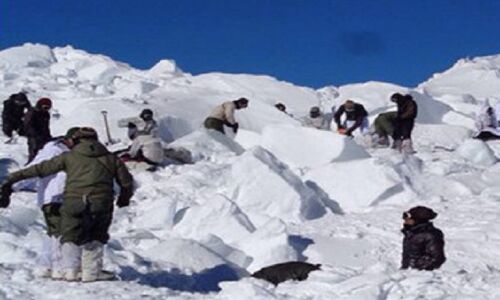 कुपवाड़ा : भारी बर्फबारी के कारण पांच जवान बर्फ के नीचे दबे