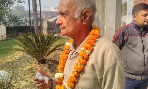 #UPElection2017 : मुरादाबाद के एक बूथ पर बुजुर्ग वोटर का हुआ स्वागत