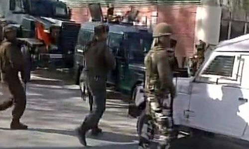 श्रीनगर में CRPF के काफिले पर हमला, 6 जवान घायल