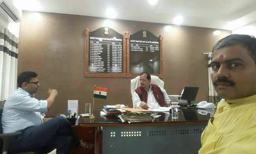 डीएम की कुर्सी पर बैठे बिहार के मंत्री, फिर मचा घमासान