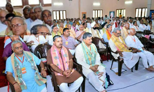 RSS की बैठक में आखिरी पंक्ति में बैठे दिखे बीजेपी अध्यक्ष अमित शाह