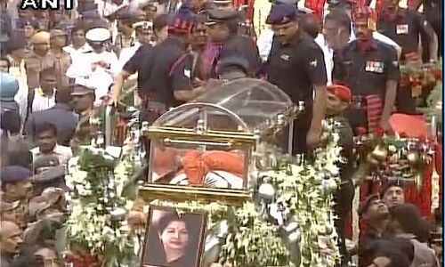 चेन्नई: जयललिता की अंतिम यात्रा शुरू, MGR स्मारक के पास दफनाया जाएगा चेन्नई: जयललिता की अंतिम यात्रा शुरू, MGR स्मारक के पास दफनाया जाएगा