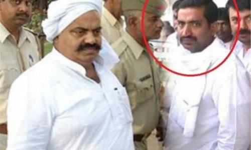 इलाहबाद: पुलिस ने पूर्व विधायक के घर की दुबारा कुर्की, लेकिन छह महीन से लापता ही इनामिया विधायक खालिद अजीम इलाहबाद: पुलिस ने पूर्व विधायक के घर की दुबारा कुर्की, लेकिन छह महीन से लापता ही इनामिया विधायक खालिद अजीम