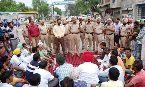 पंजाब में पत्रकार पुलिस से अड़े तो एसएसपी बोले रविवार को होंगे पांचों हत्या के दोषी गिरफ्तार. पंजाब में पत्रकार पुलिस से अड़े तो एसएसपी बोले रविवार को होंगे पांचों हत्या के दोषी गिरफ्तार.