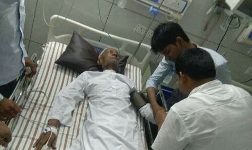 अपने गनर को साइकिल पर बिठाकर घुमने वाले ईमानदार सपा विधायक को हार्ट अटैक