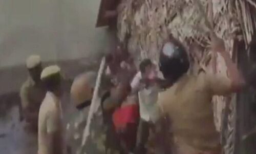 तमिलनाडु: गोबंश को ले जा रहे ट्रक को रोकने पर दो गुटों में मारपीट, पुलिस ने किया लाठीचार्ज तमिलनाडु: गोबंश को ले जा रहे ट्रक को रोकने पर दो गुटों में मारपीट, पुलिस ने किया लाठीचार्ज